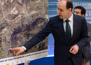 Ignacio diego presentando la Red de Vías Ciclistas de la Bahía de Santander